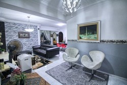 queen's-close photo thumbnail #3